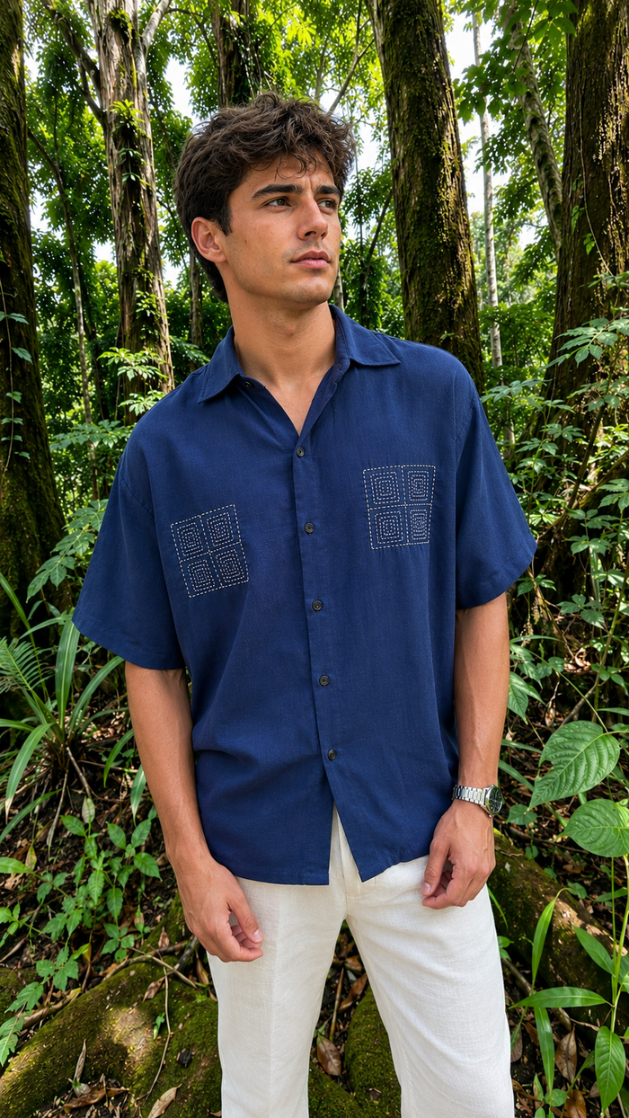 Guayabera de lino artesanal Laberinto Azul para caballero con bordado geométrico hecho a mano en México.