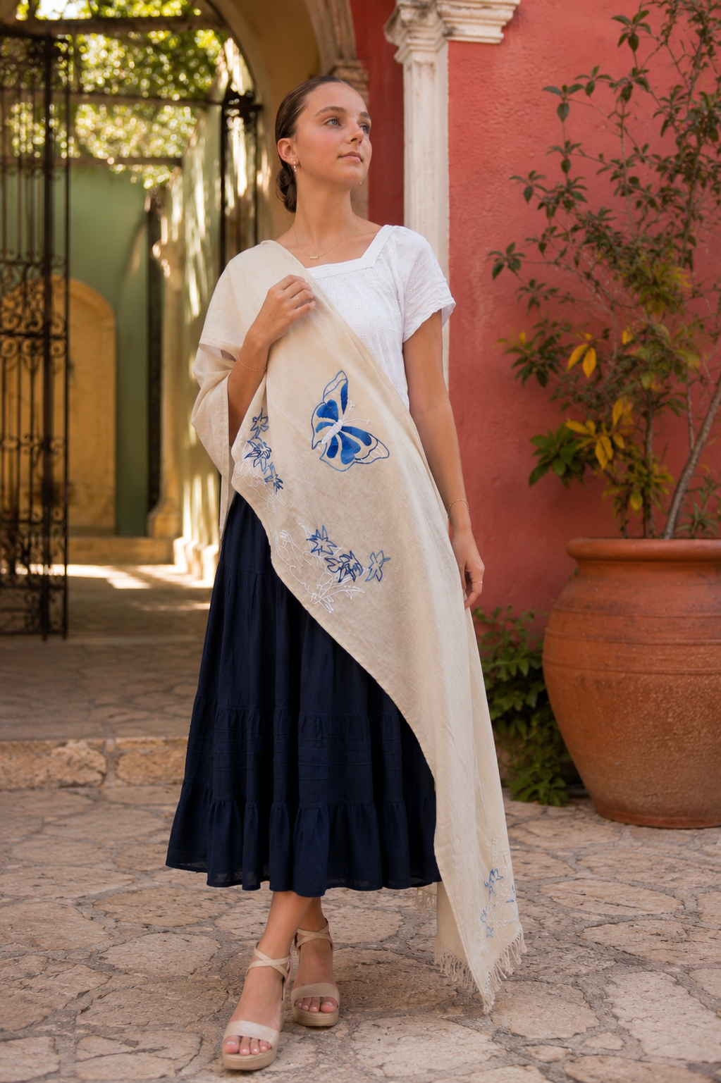Vista del rebozo Mariposa Tropical tejido a mano, arte textil mexicano.