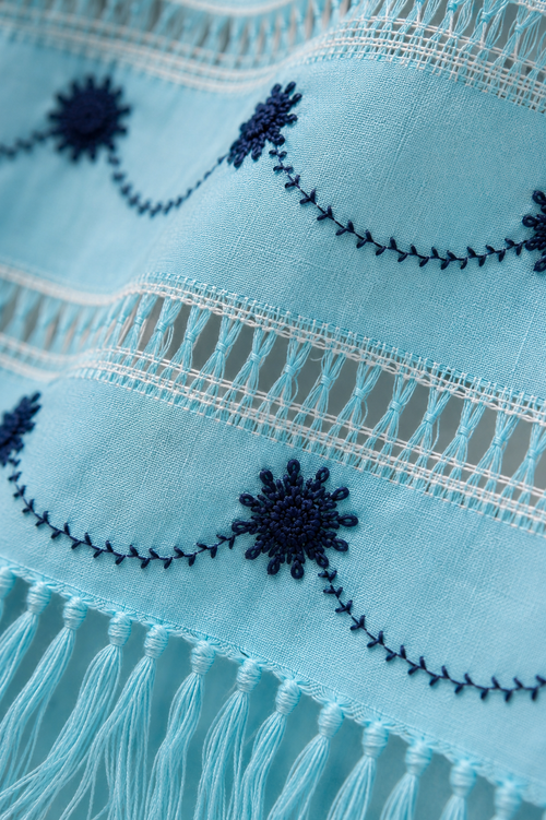 Detalle del tejido artesanal del rebozo Canto del Horizonte, teñido con tintes naturales en México.