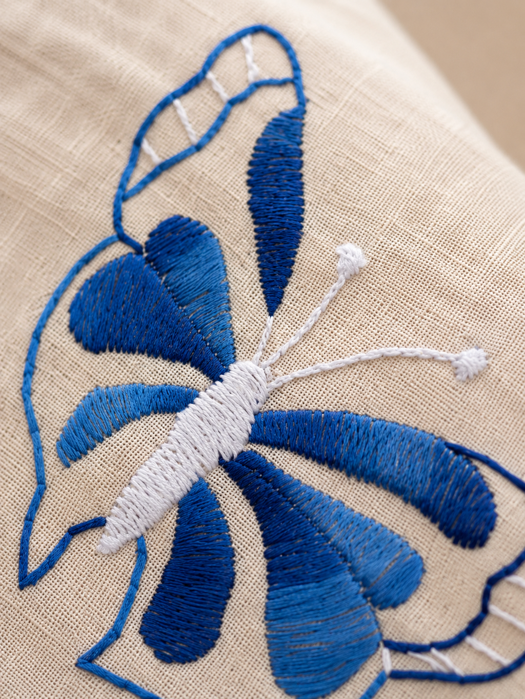 Detalle del tejido artesanal del rebozo Mariposa Tropical, teñido con tintes naturales en México.