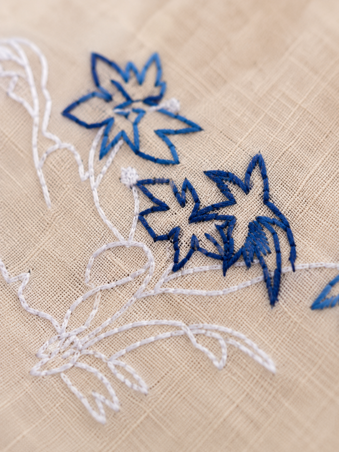 Detalle del fleco del rebozo Mariposa Tropical, hecho a mano por artesanos mexicanos.