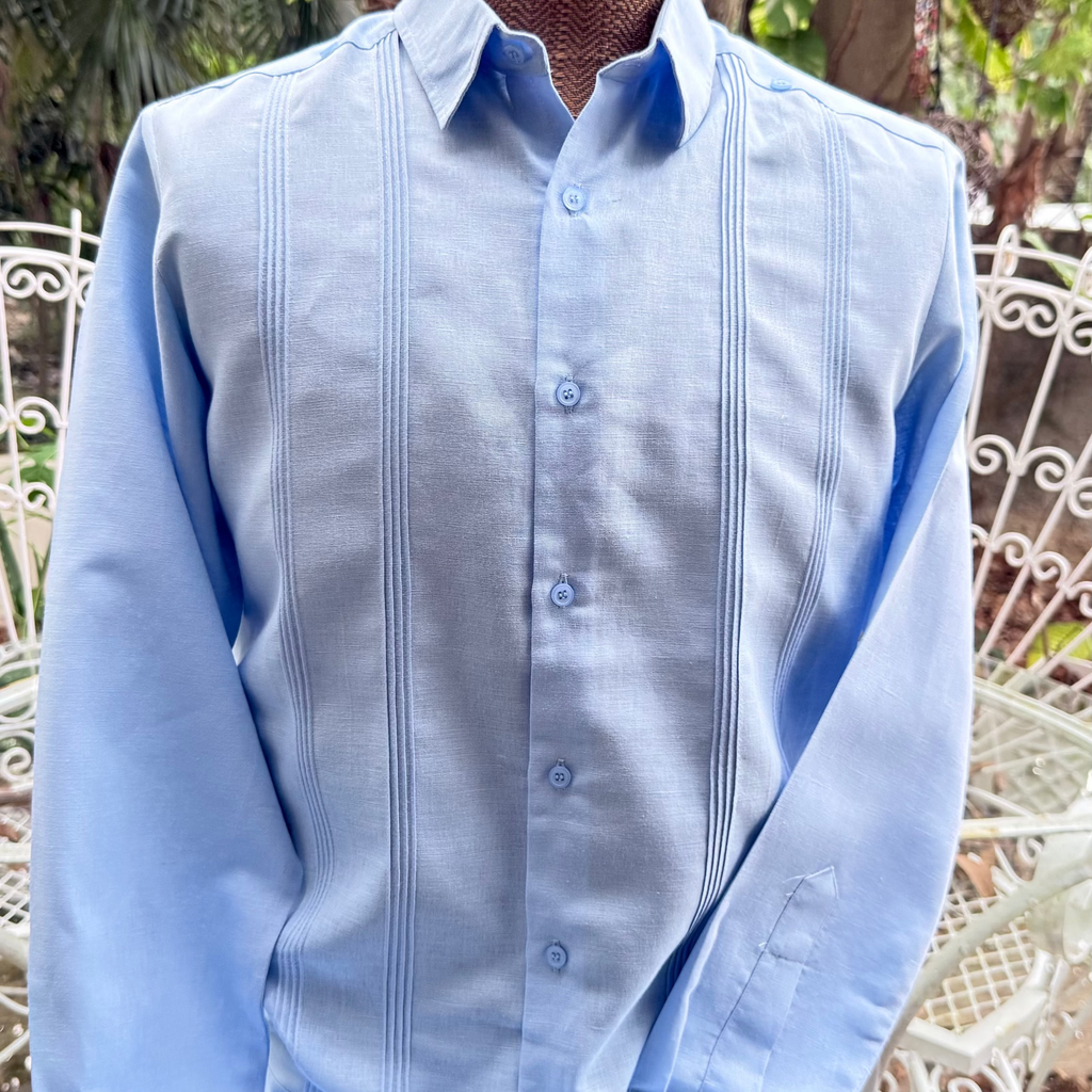 Guayabera de lino azul para caballero confeccionada a mano en México por Herlinda Flores.