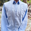 Guayabera de lino azul para caballero confeccionada a mano en México por Herlinda Flores.