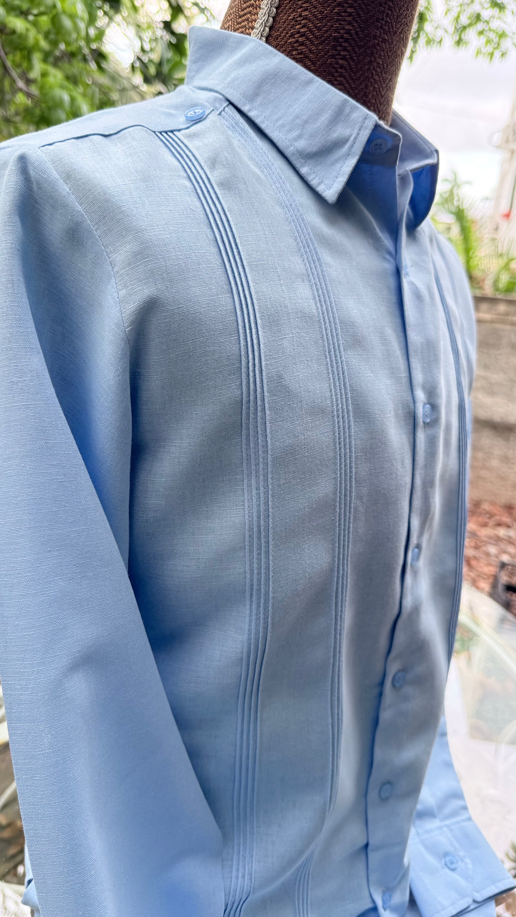 Vista en maniquí de la guayabera de lino azul para caballero, hecha en México.