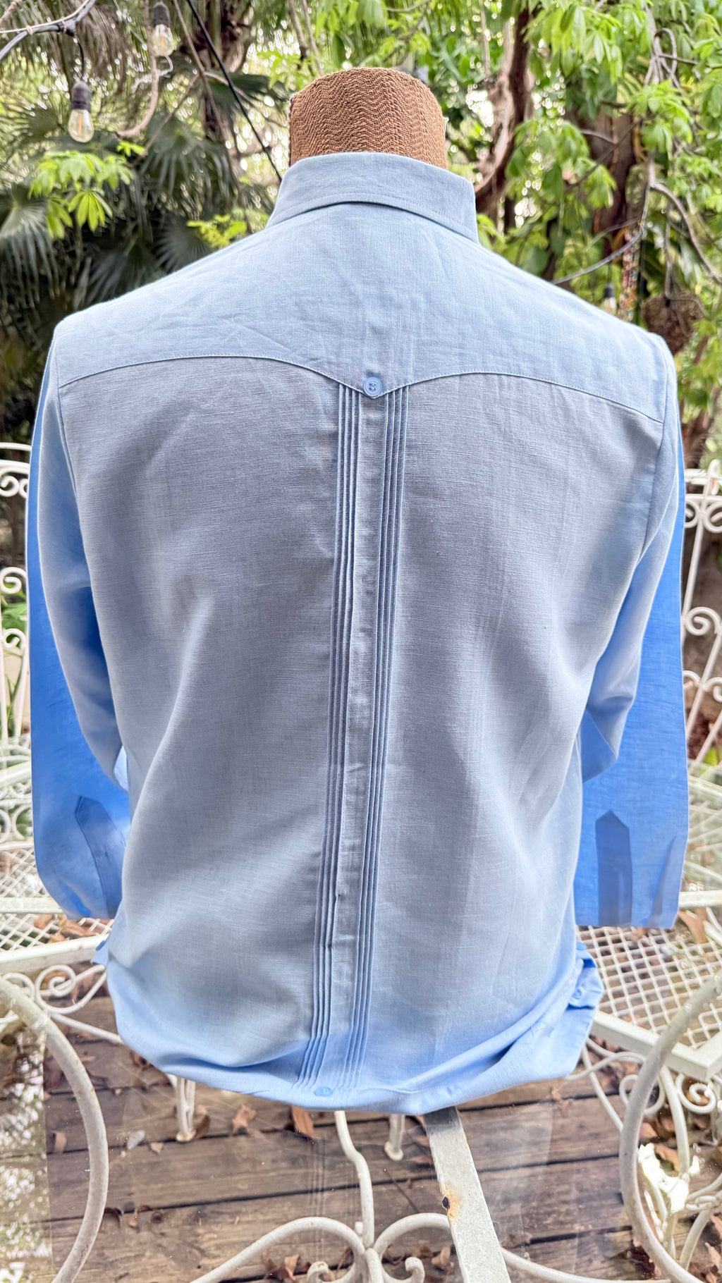 Detalle del tejido de lino de la guayabera azul, artesanal mexicana.