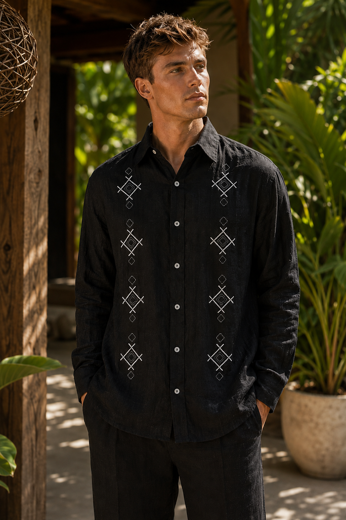 Guayabera de lino negra para caballero Samurai Japonés con bordado artesanal hecho a mano en México.